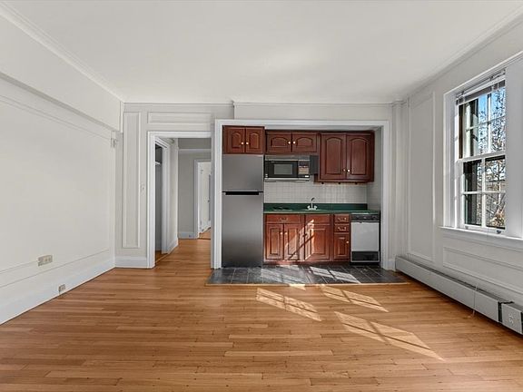 5th image of 988 Memorial Dr APT 386