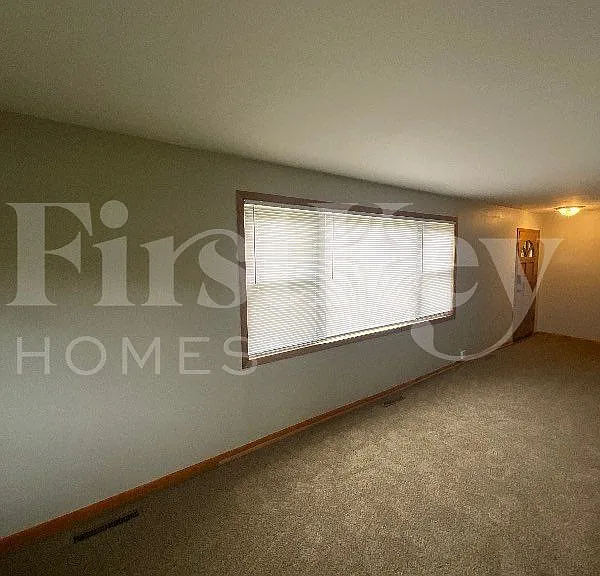 422 Granville Ave — Photo 2