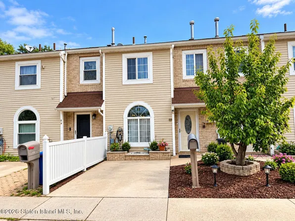 32 Adrianne Ln, Staten Island, NY 10303