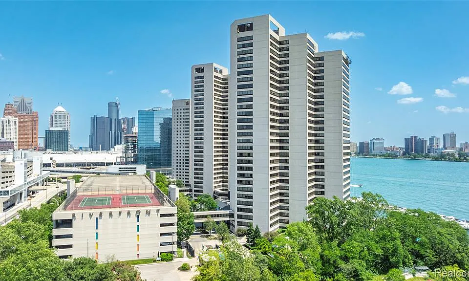 300 Riverfront Dr #15B