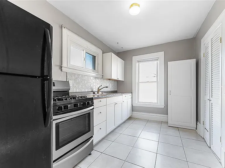 3 bed, 1100 sqft, $1,300 — Photo 2