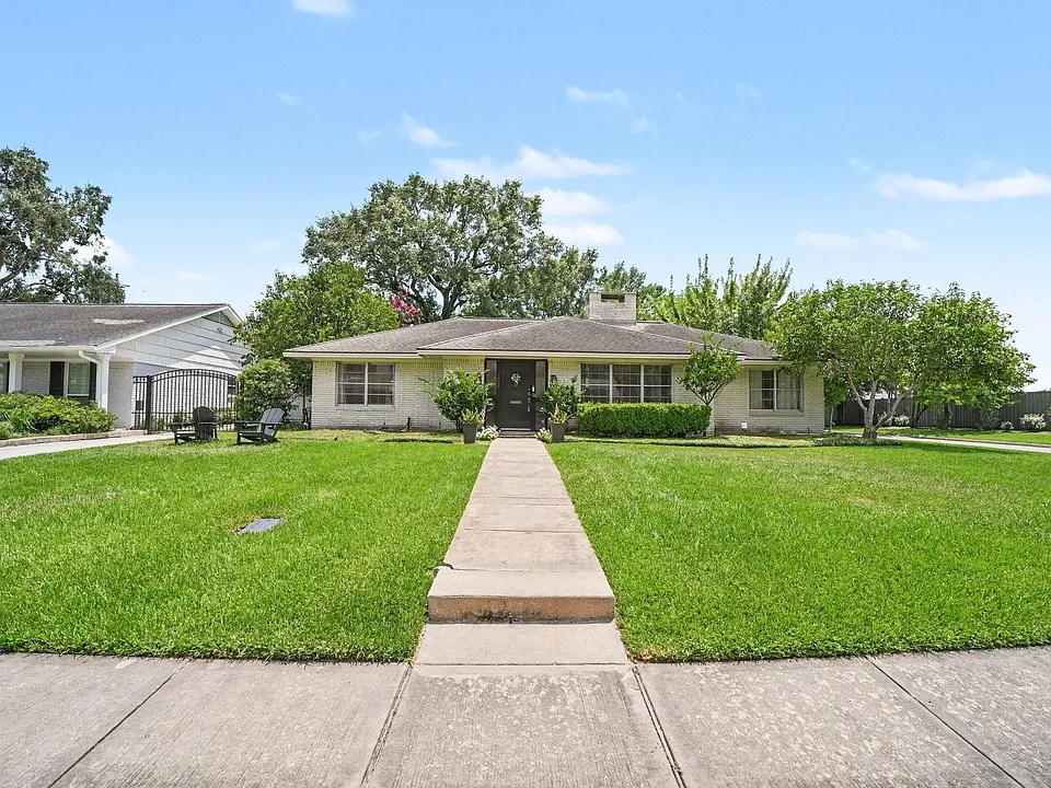 6267 Chevy Chase Dr