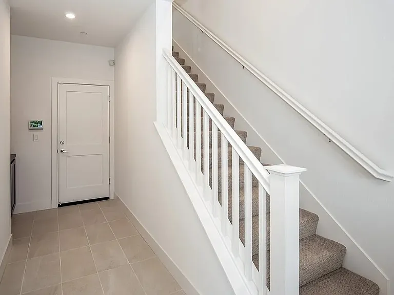 975 Abigail Ln — Photo 3