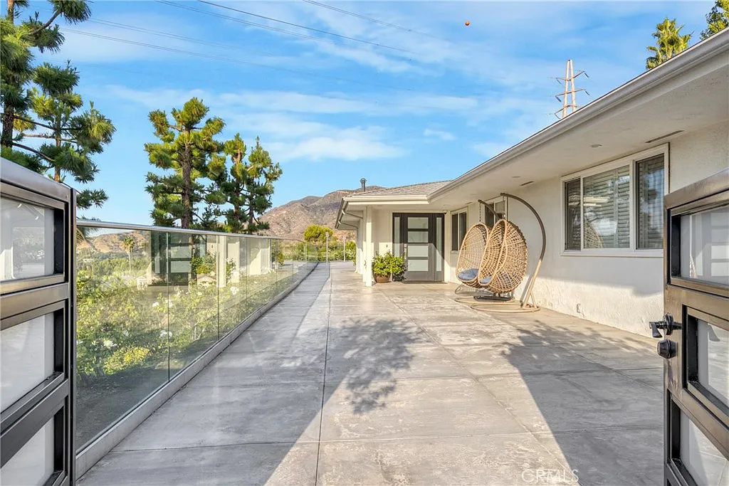 4 bed, 1996 sqft, $8,999 — Photo 4
