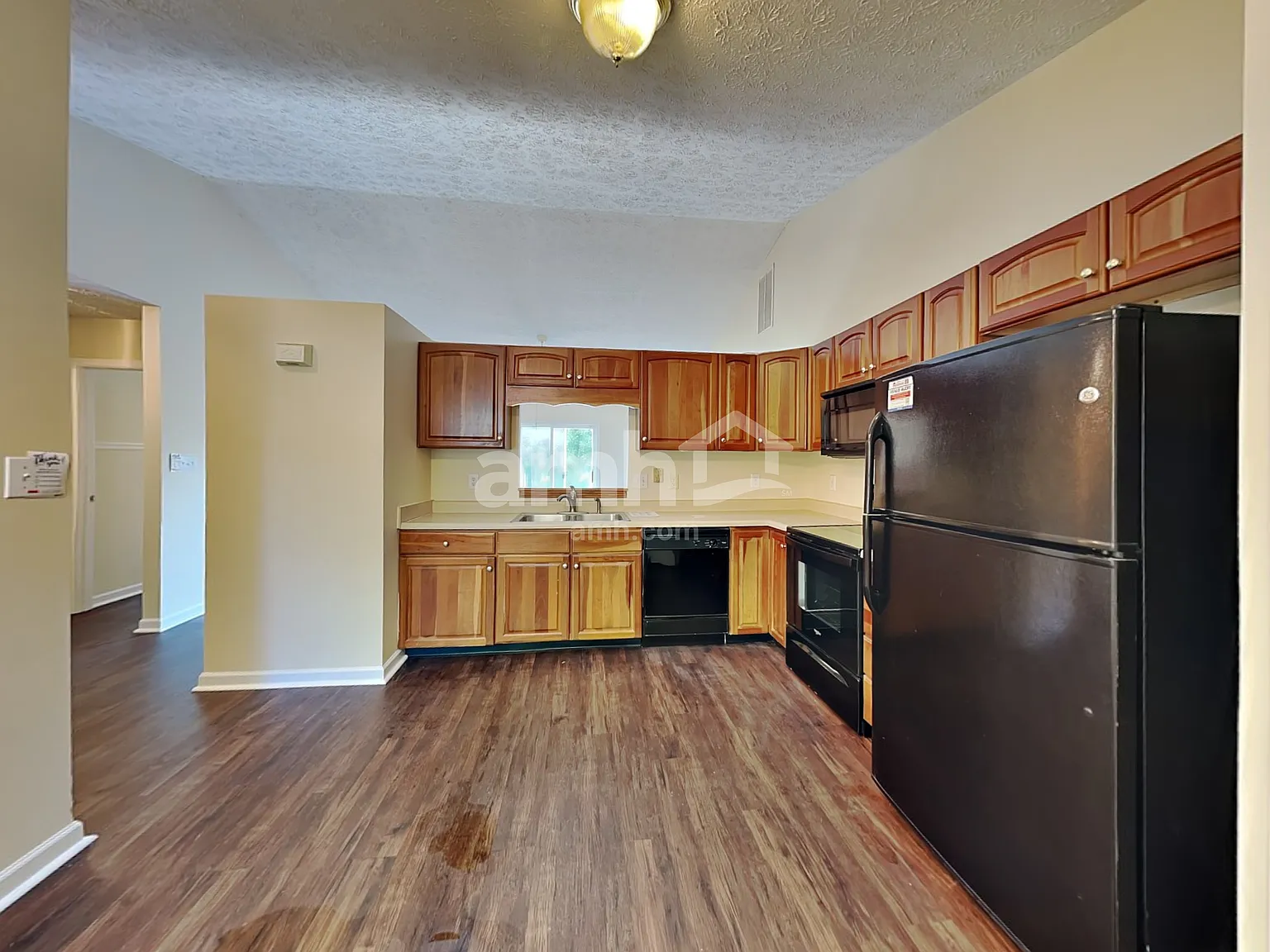 3 bed, 2.0 bath, 1419 sqft, $2,105 — Photo 3