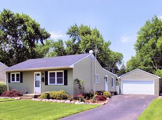 212 N Evanslawn Ave, Aurora, IL 60506