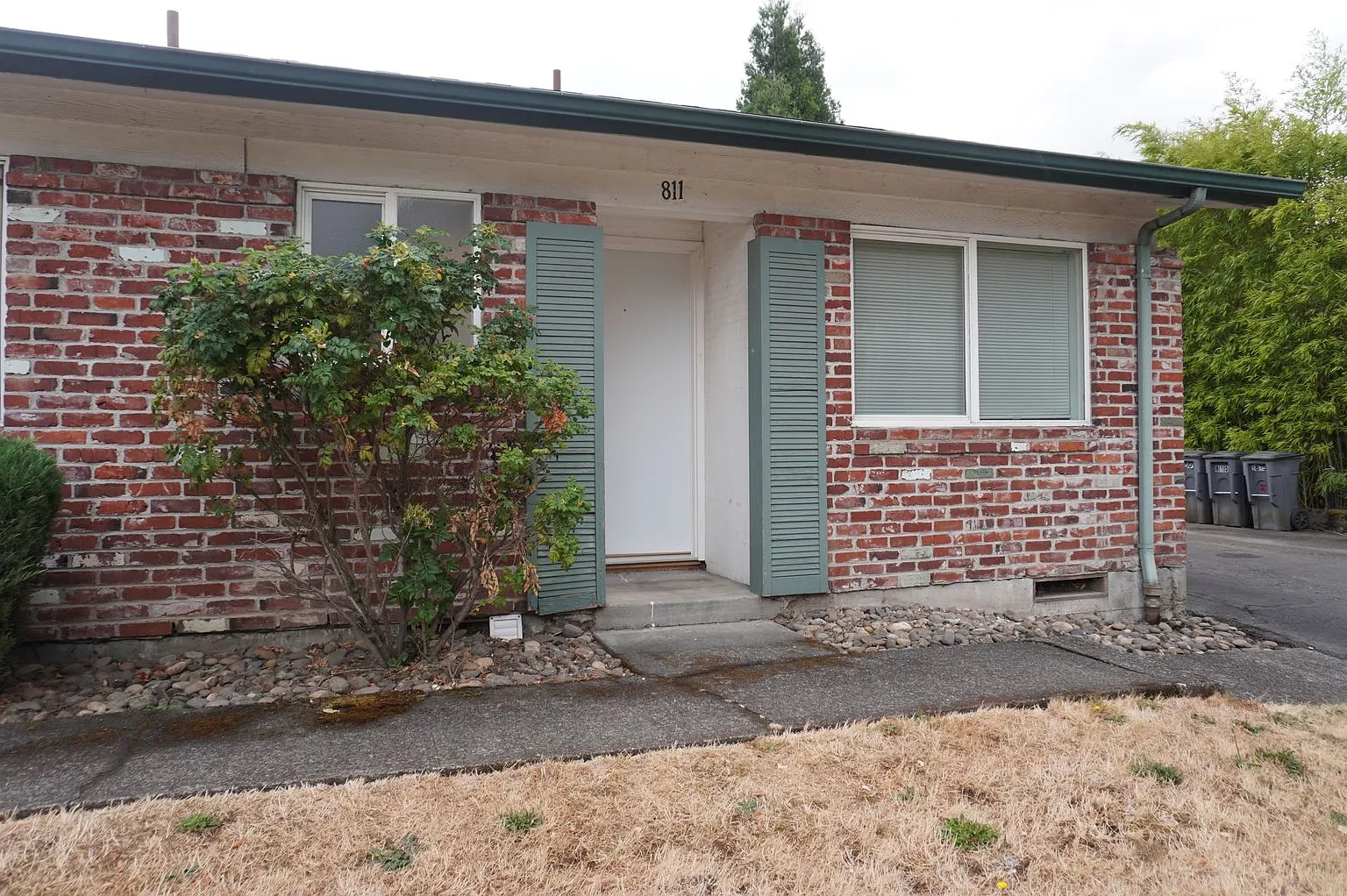 r811V.9plex — Photo 1