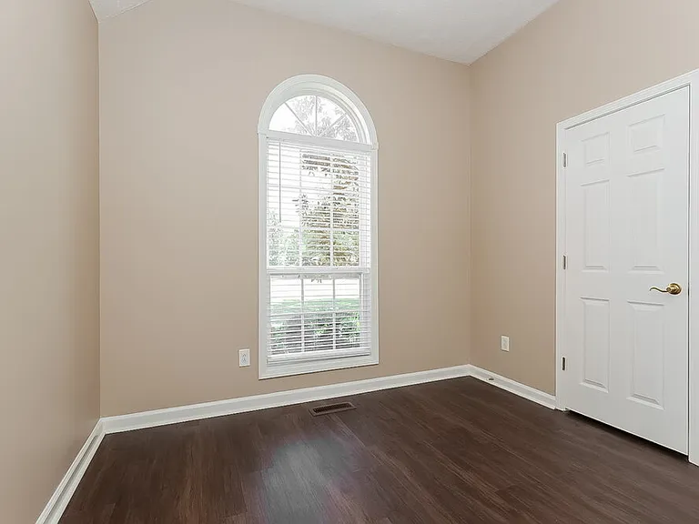 210 Valley Ct — Photo 10