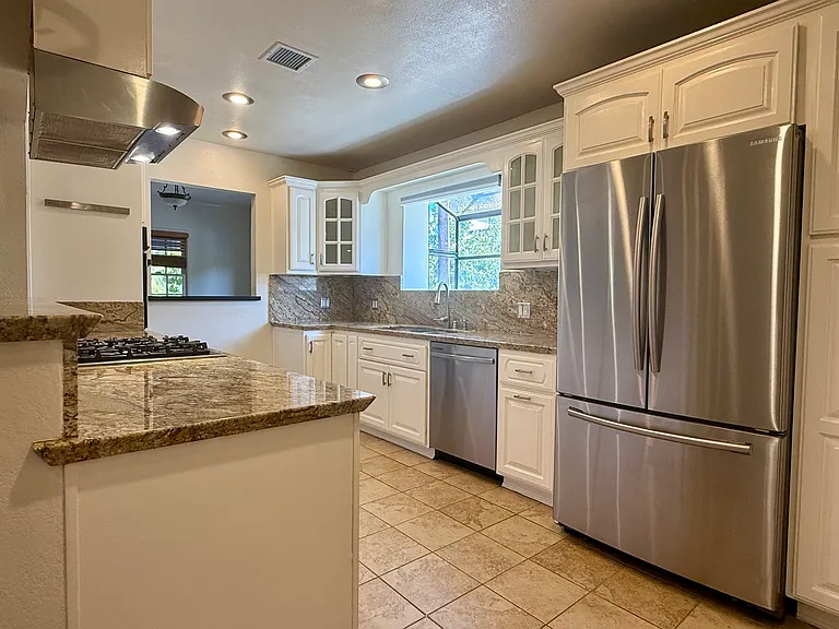 6205 Gentry Ave — Photo 8