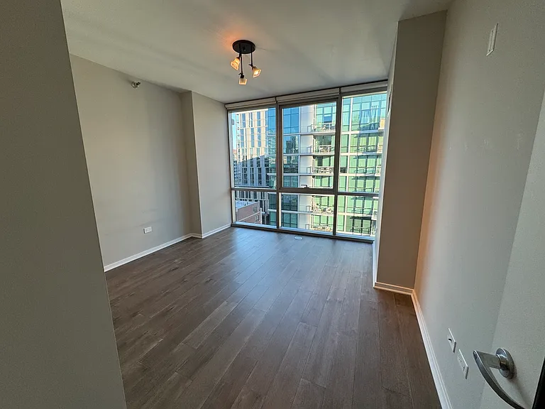 125 S Green St #1002A — Photo 8