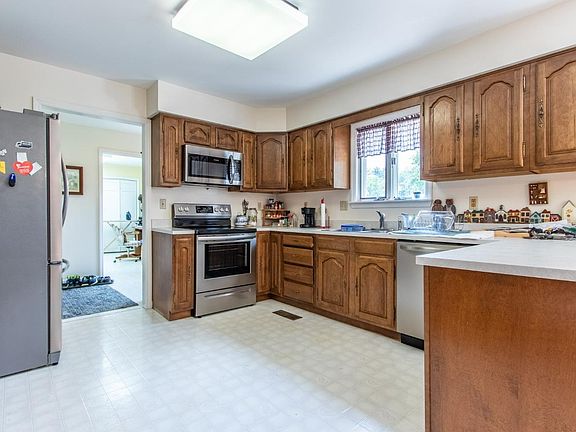 3rd image of 10037 Cole Ln