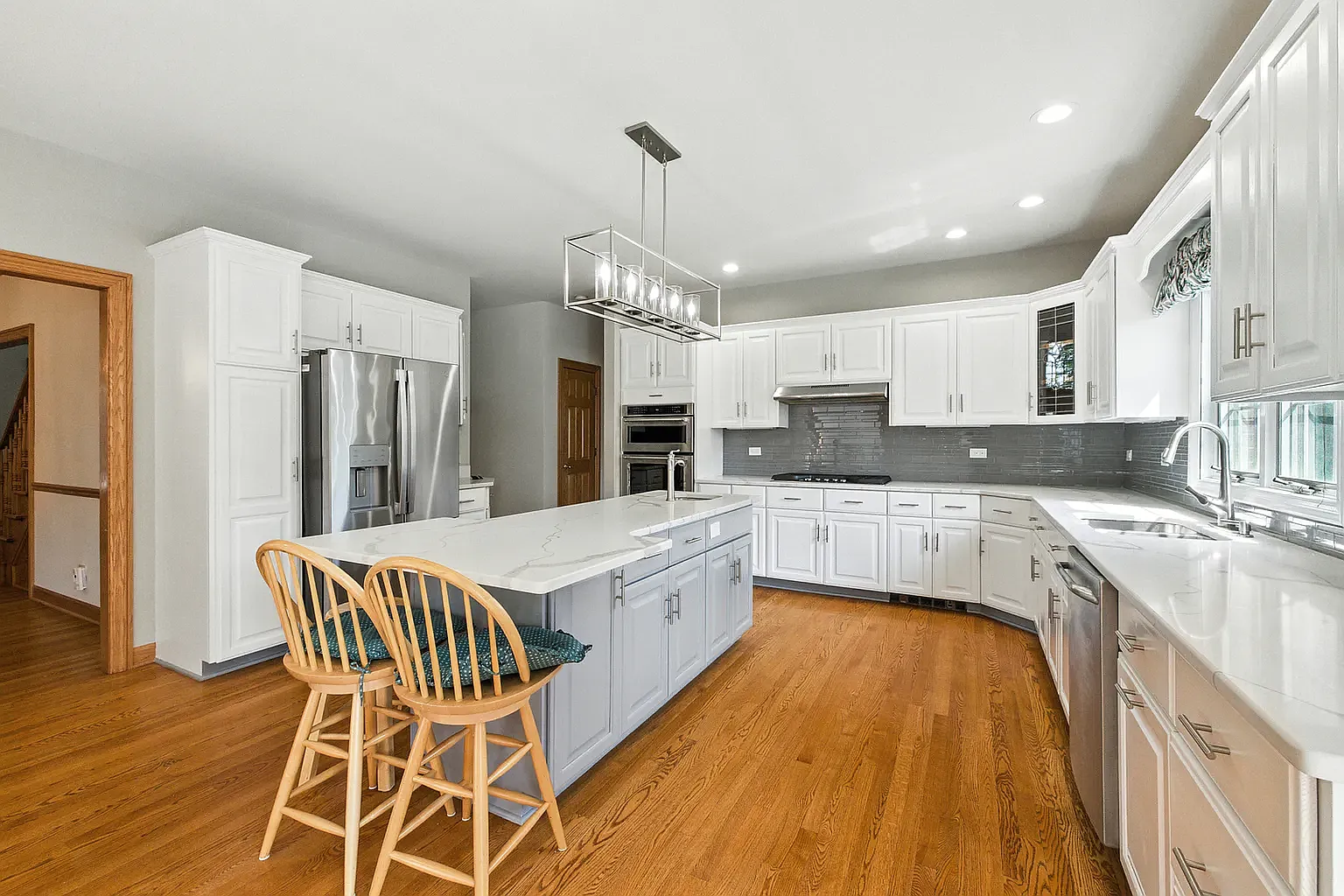 5 bed, 4599 sqft, $7,000 — Photo 2