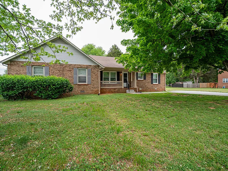 2594 Exeter Dr — Photo 3