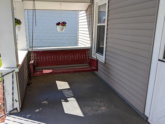 3rd image of 1313 E Saint Clair St