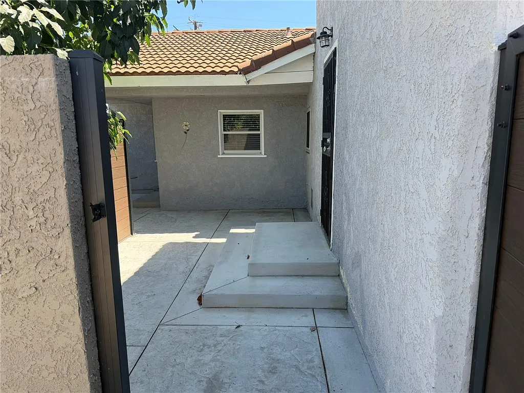 2 bed, 2.5 bath, 1300 sqft, $3,500 — Photo 2