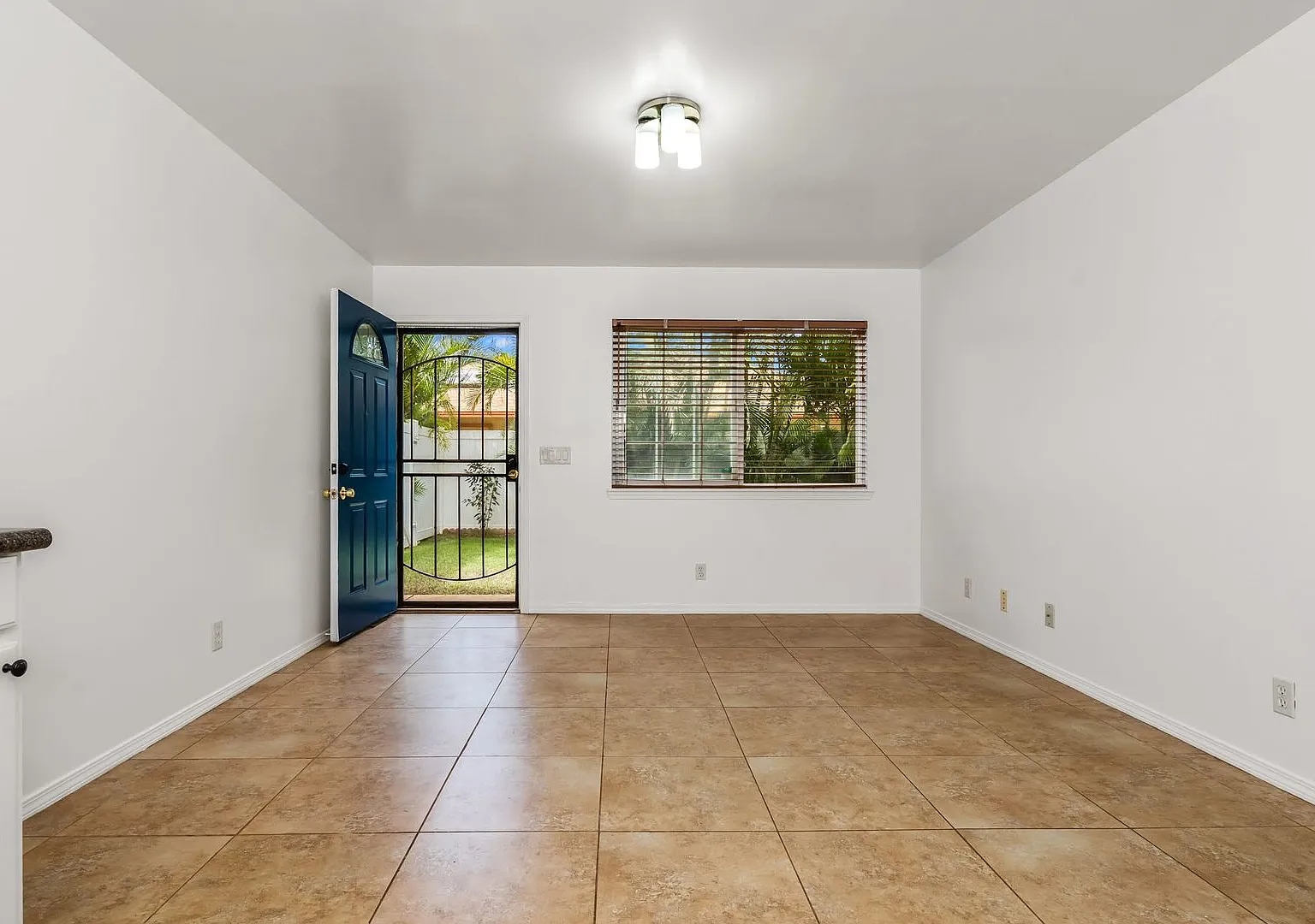 Unfurnished, 1 Bedroom/1 Bath, Ohana — Photo 2