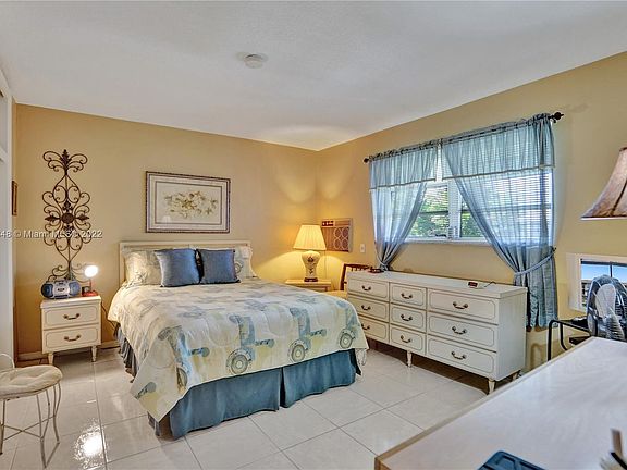 4th image of 17090 NE 14th Ave APT 307