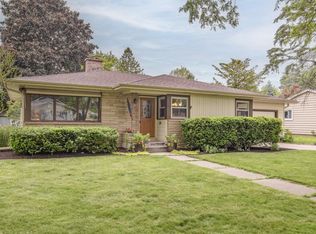 810 N Bel Ayr Dr, Waukesha, WI 53188
