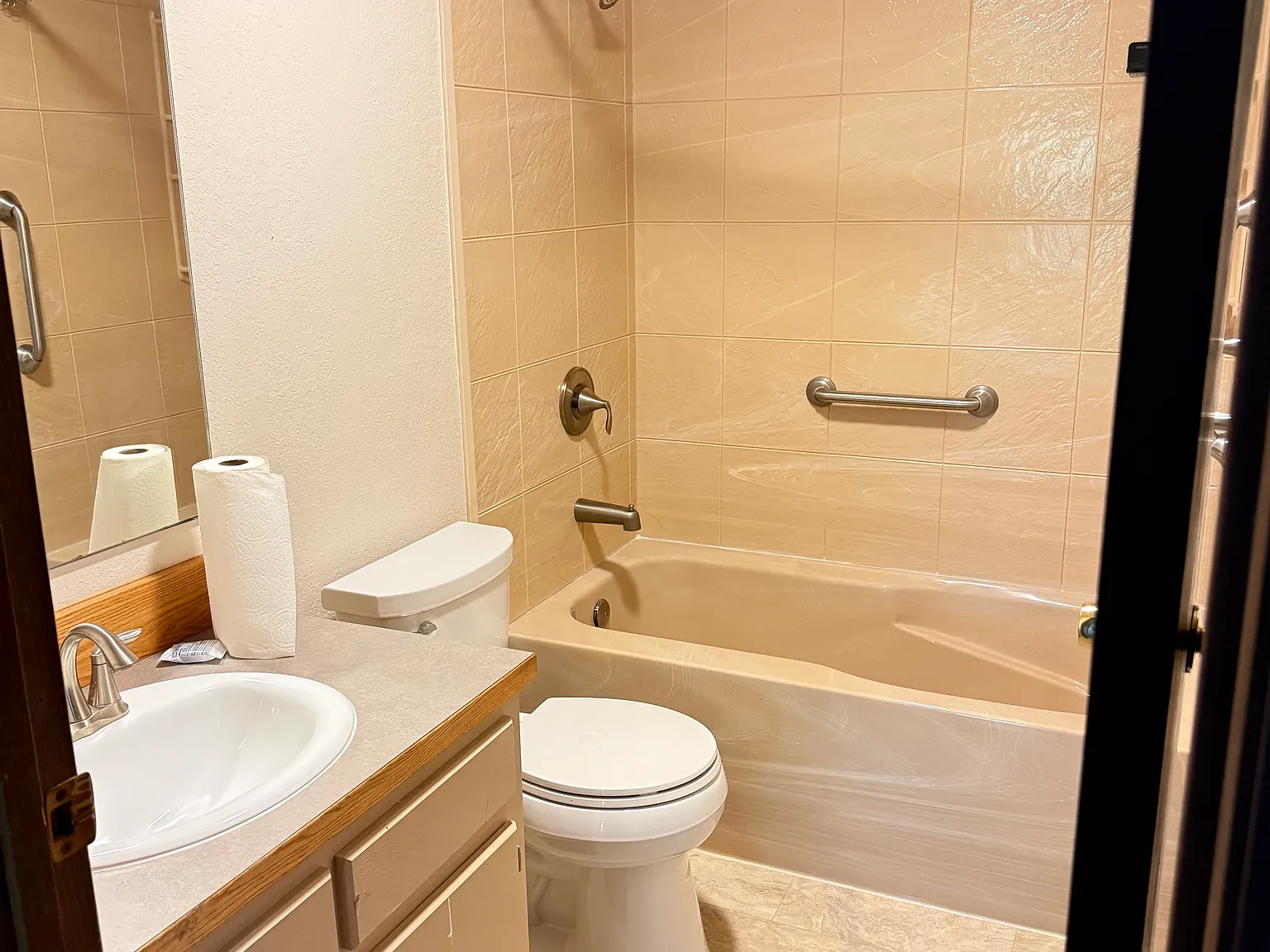 2 bed, 884 sqft, $2,100 — Photo 3