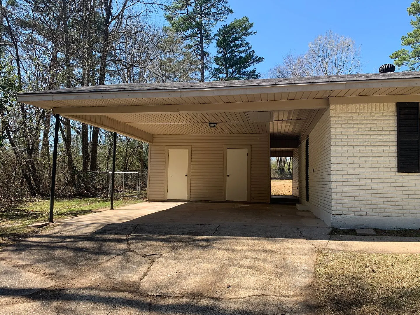 3 bedroom, 2 full bath Brick Home in Yarbrough subdivision — Photo 2