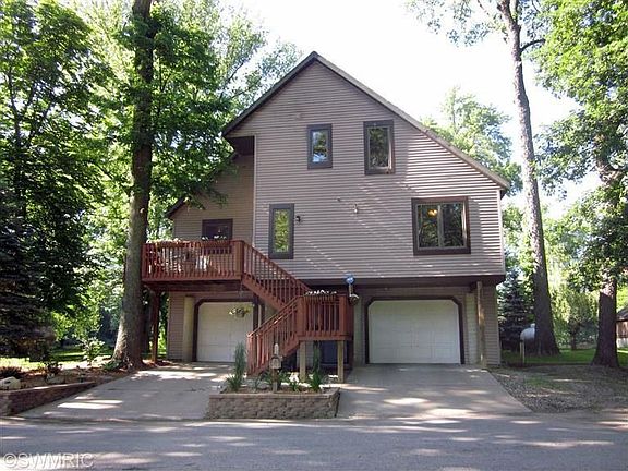 3rd image of 2055 Riverbank St NE