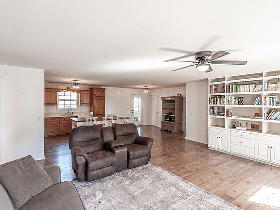 4th image of 531 Governor Hall Rd