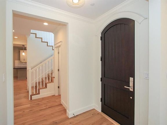 3rd image of 611 N San Mateo Dr