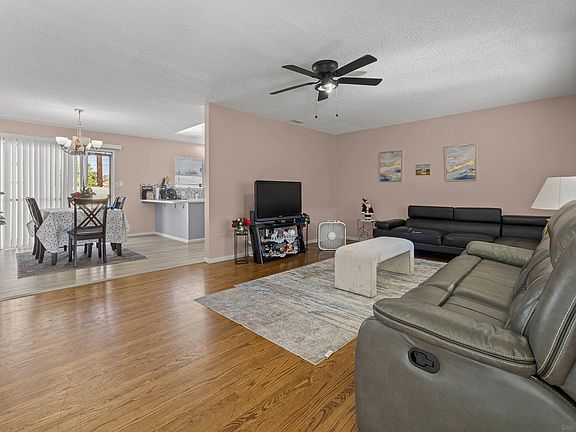 3rd image of 560 Hart St