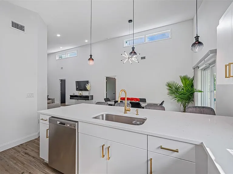 3717 E Clifton St — Photo 19