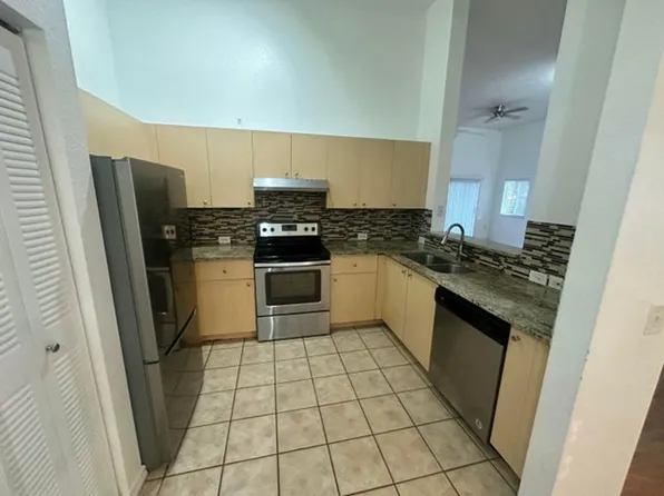 220 Crestwood Cir APT 106, Royal Palm Beach, FL 33411