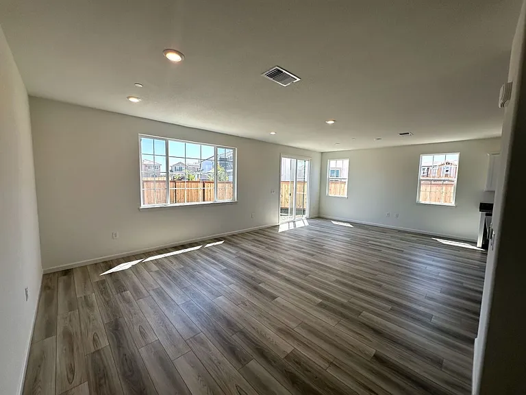 621 Cogburn Cir — Photo 8