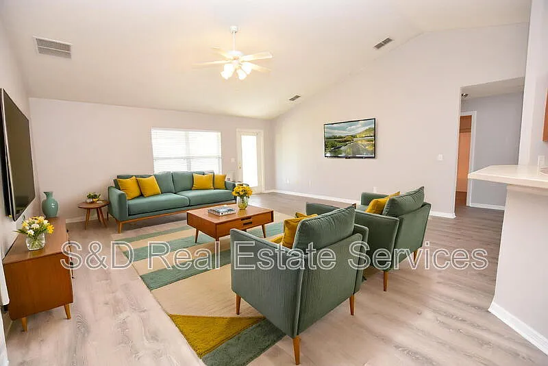 4 bed, 2.0 bath, 1934 sqft, $2,100 — Photo 4