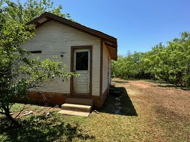 934 Ballinger St — Photo 18
