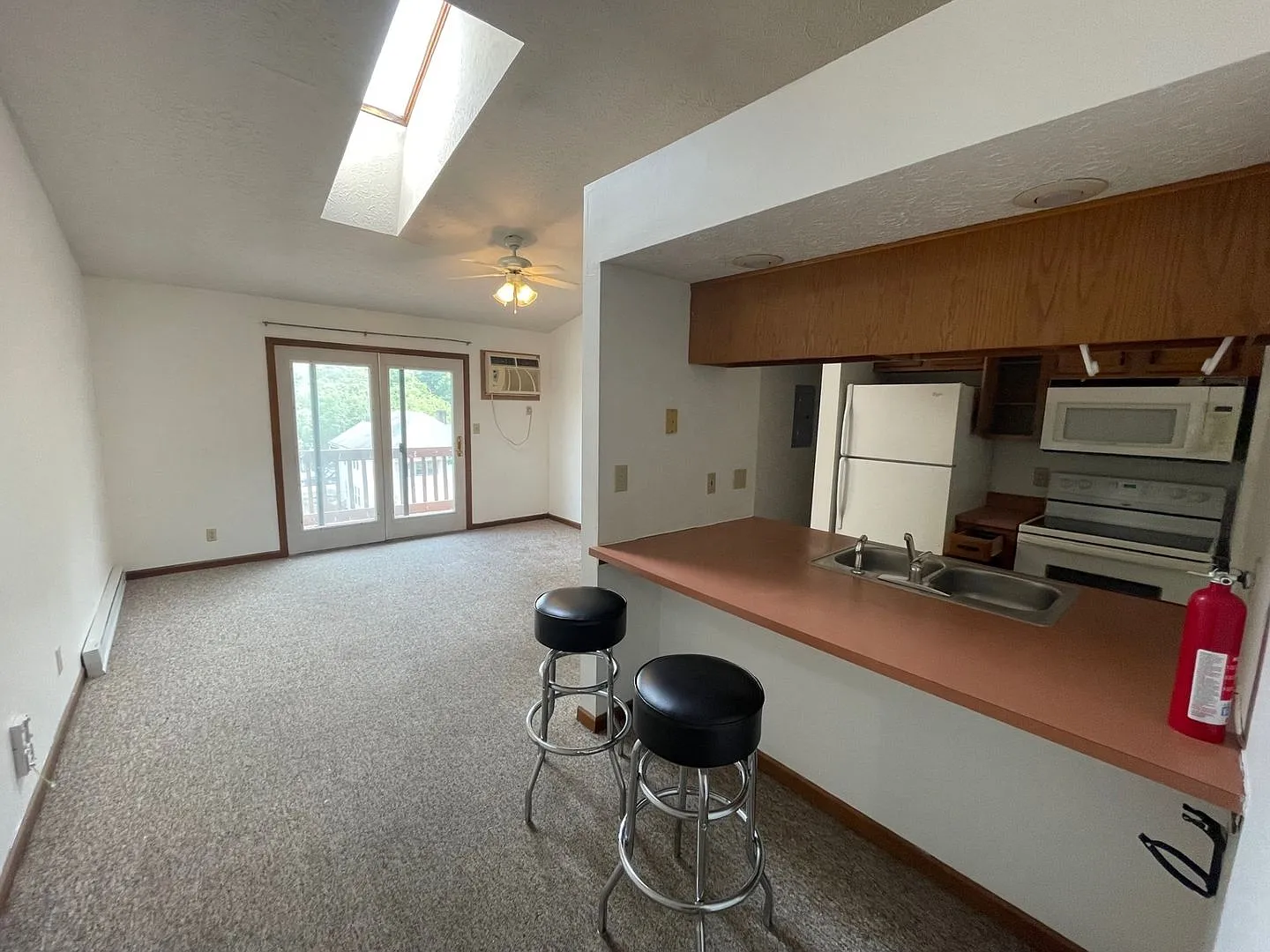 Leslie Manor Apartments — Photo 1