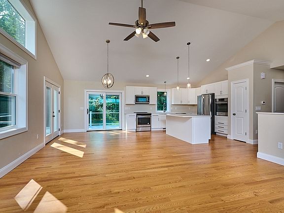 4th image of 58 Pleasant St