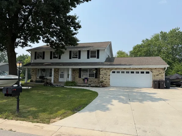 906 Hancock Ct, Oconomowoc, WI 53066