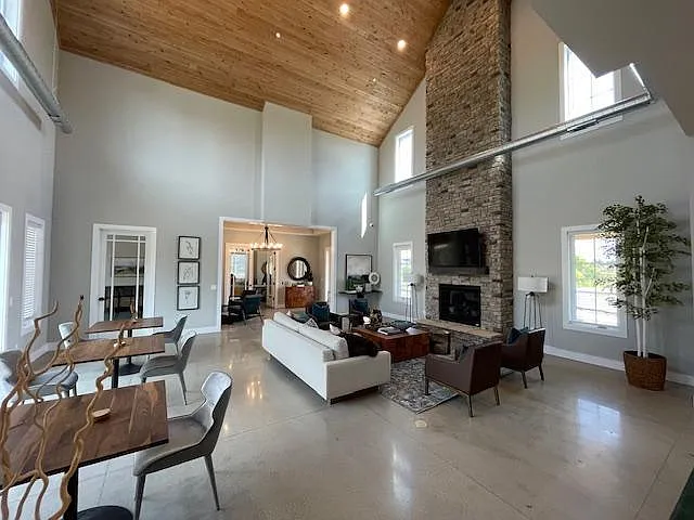 4 bed, 2.5 bath, 2190 sqft, $3,925 — Photo 3