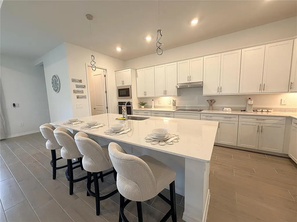 4 bed, 3.0 bath, 2248 sqft, $10,000 — Photo 4