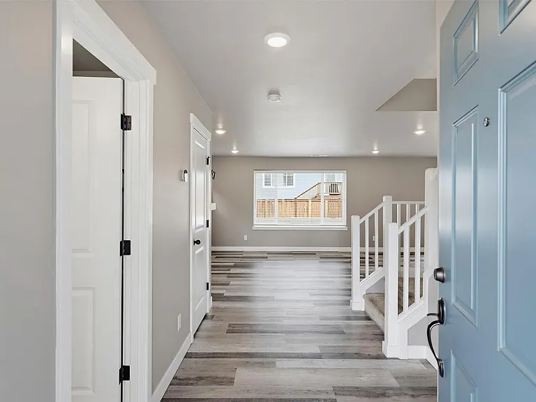 831 Burwood St SE — Photo 3