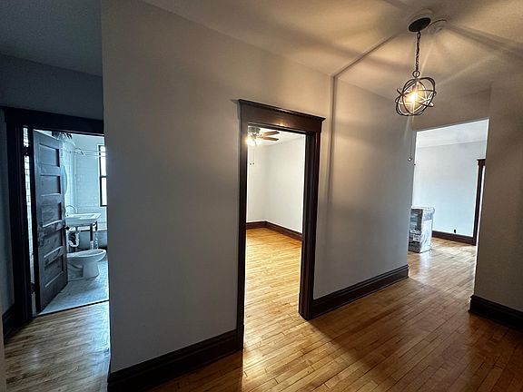 5th image of 905 W Franklin Ave #25