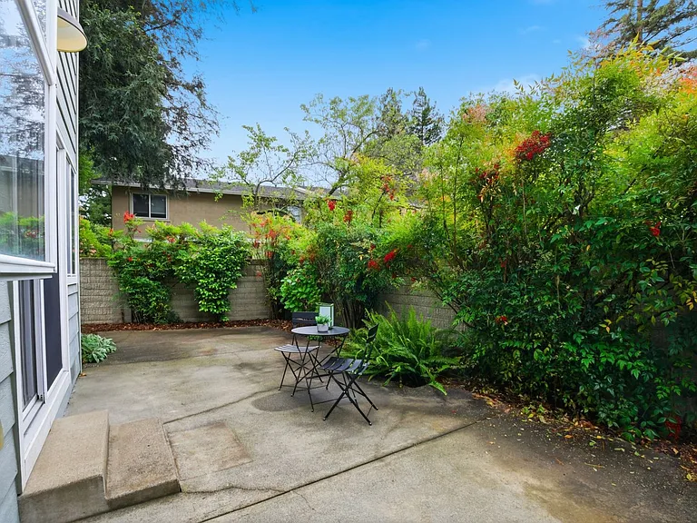 62 Avalon Ct — Photo 35