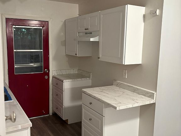 4th image of 4807 Castle Pnes