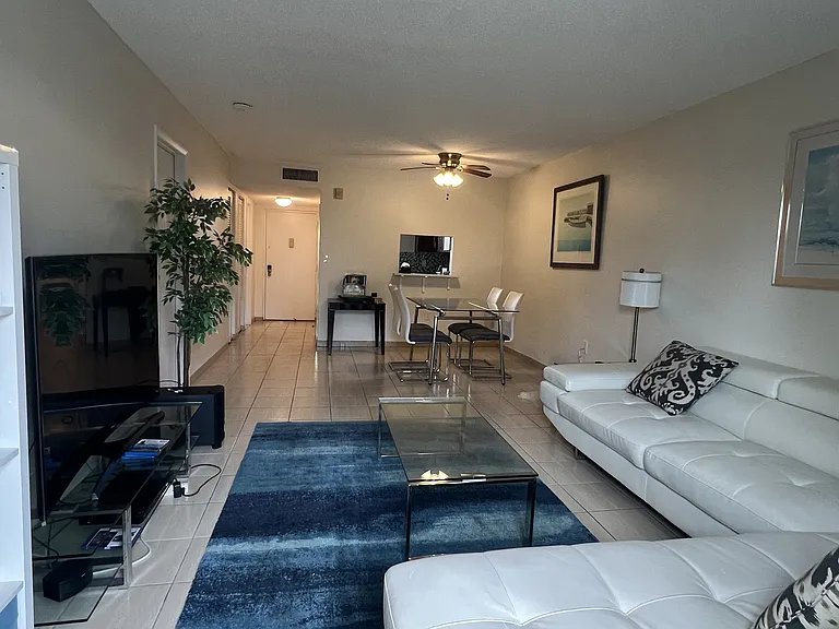 950 Euclid Ave #210 — Photo 3
