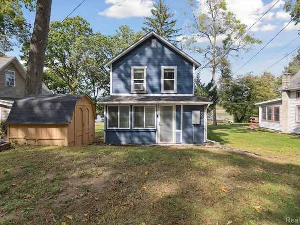 2210 Lakeview Dr, Brooklyn, MI 49230