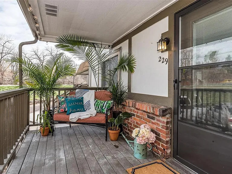 2700 S Holly St — Photo 2