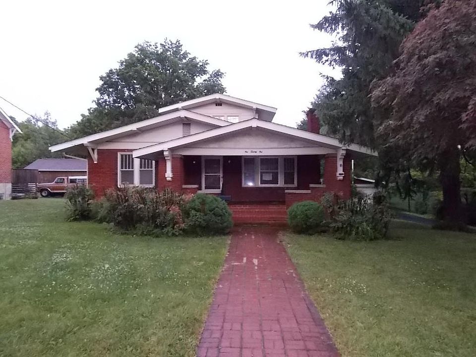 1st image of 121 Huntington Blvd NE