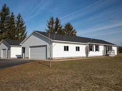 211 W Carpenter St, Charlevoix, MI, 49720