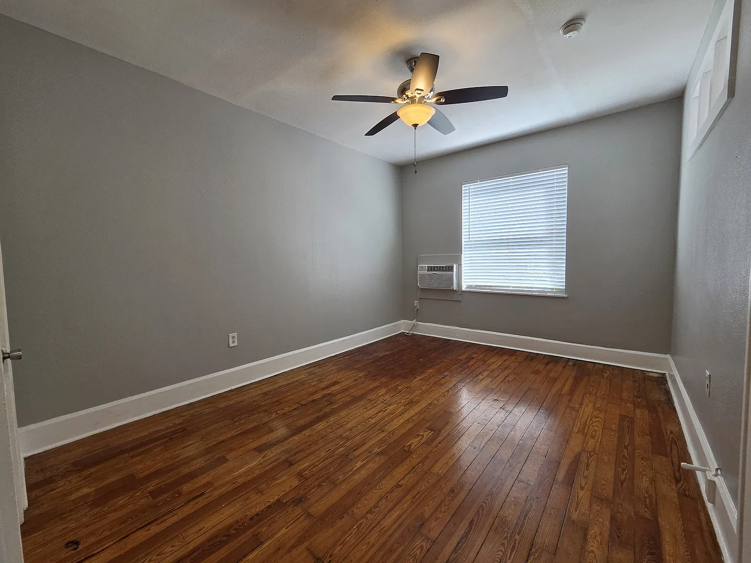 205 16th Ave NE — Photo 3