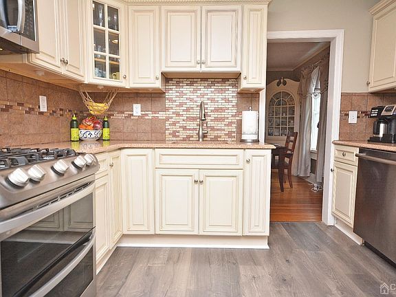 5th image of 221-221 Penfield Pl