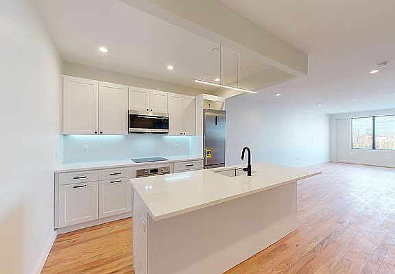 4th image of 1950 Amsterdam Ave #5A